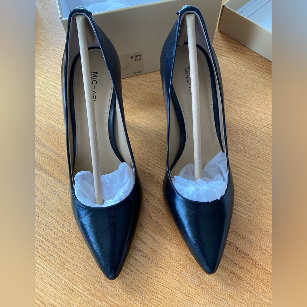 Women’s MICHAEL Michael Kors sz 5.5 classic pump. NWOT in original box.